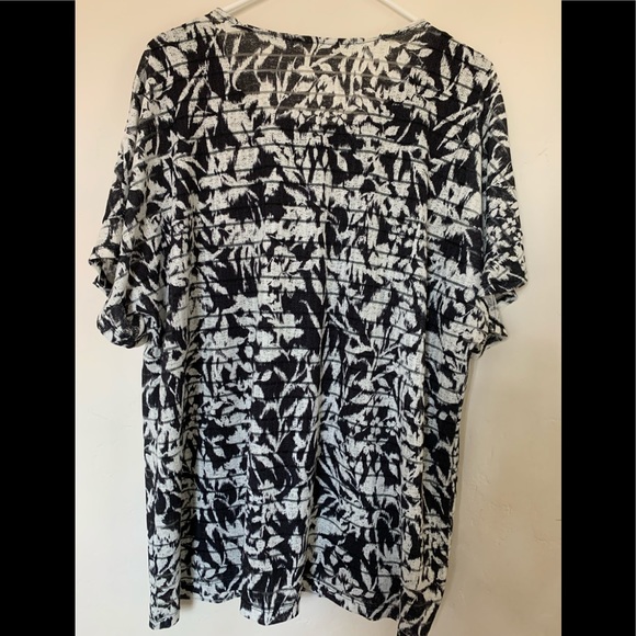 Flowered knit top. Open neck with peek of built-in tank - XL - Picture 4 of 7